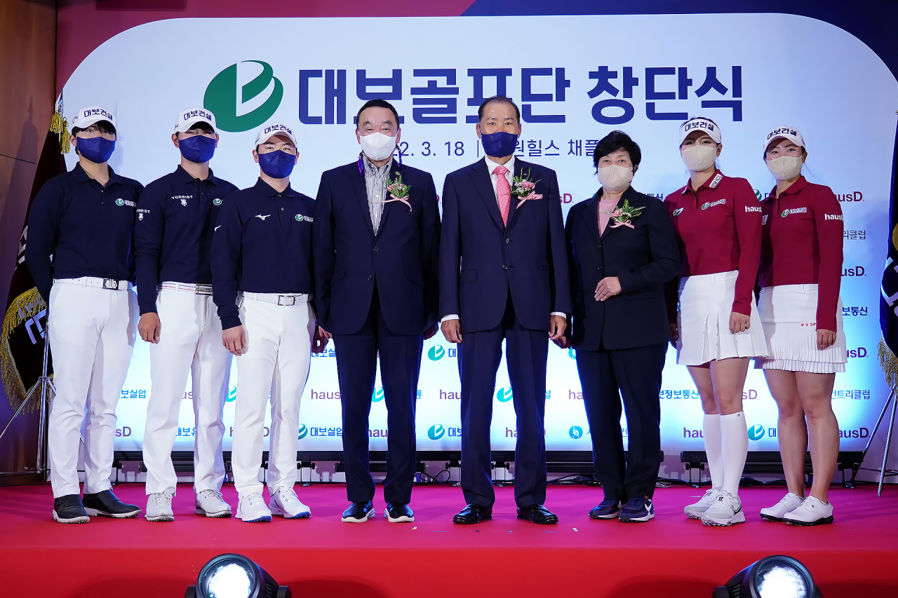 왼쪽부터 오승현, 고군택, 최민철, KPGA 구자철회장, 대보그룹 최등규회장, KLPGT 강춘자대표, 김지현, 김윤교.