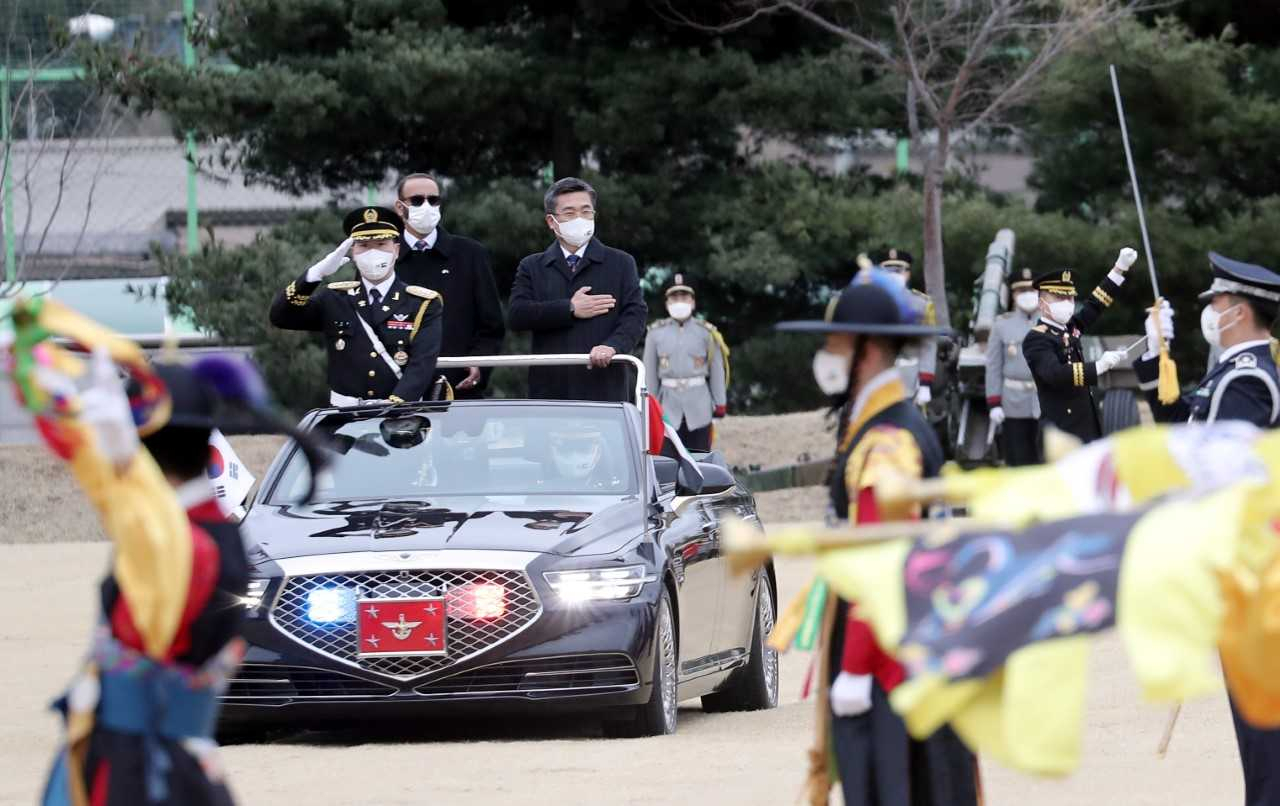 서욱 국방부장관은 18일 모하메드 아흐메드 알 보와르디 UAE 국방특임장관과 한·UAE 국방장관회담을 가졌다. 양 장관이 의전행사 중 차량에 탑승해 열병을 하고 있다. [국방부 제공]