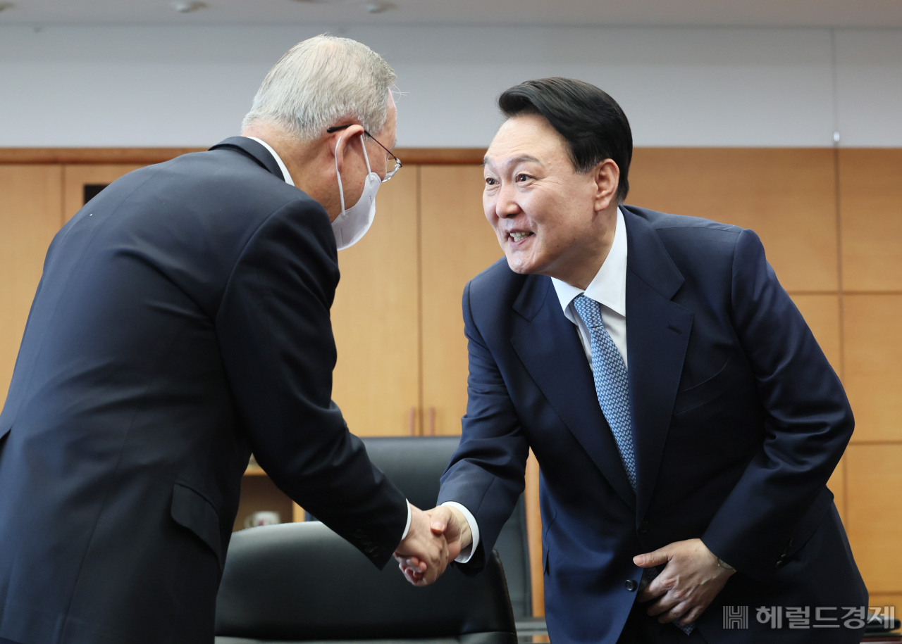 윤석열(오른쪽) 대통령 당선인이 18일 서울 종로구 통의동 집무실에서 반기문 전 유엔사무총장을 만나 인사하고 있다. [국회사진기자단]