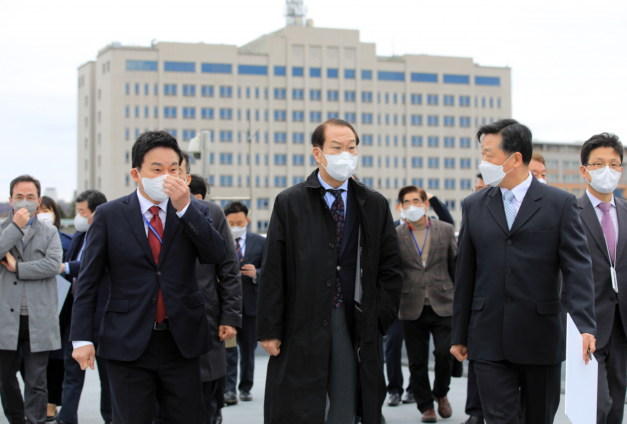 권영세 대통령직인수위원회 부위원장을 비롯한 인수위원들이 18일 오후 새 대통령 집무실 후보지인 서울 용산구 국방부 청사를 둘러보고 있다. [연합]