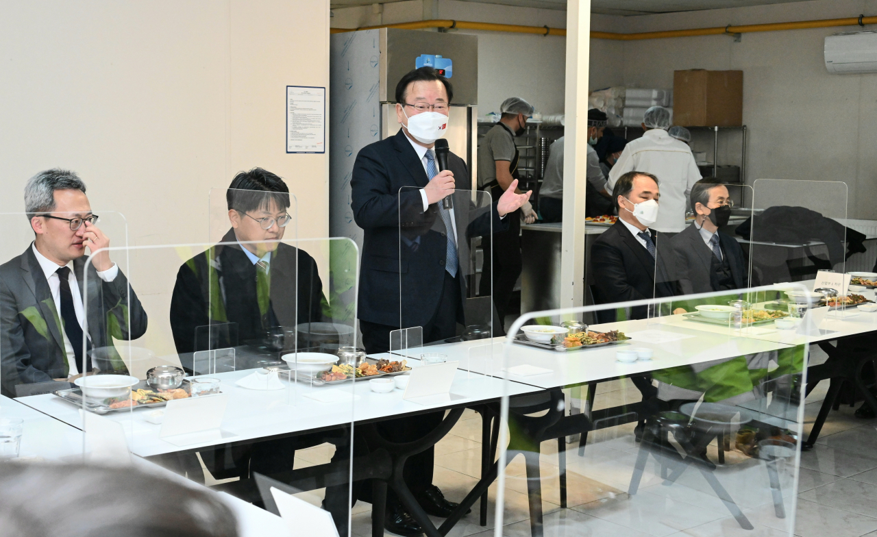 김부겸 국무총리(가운데)가 18일(현지시간) 터키 차낙칼레 대교 개통식에 앞서 진행된 DL이앤씨·SK에코플랜트 직원 격려 오찬식에서 모두발언을 하고 있다. [헤럴드경제DB]