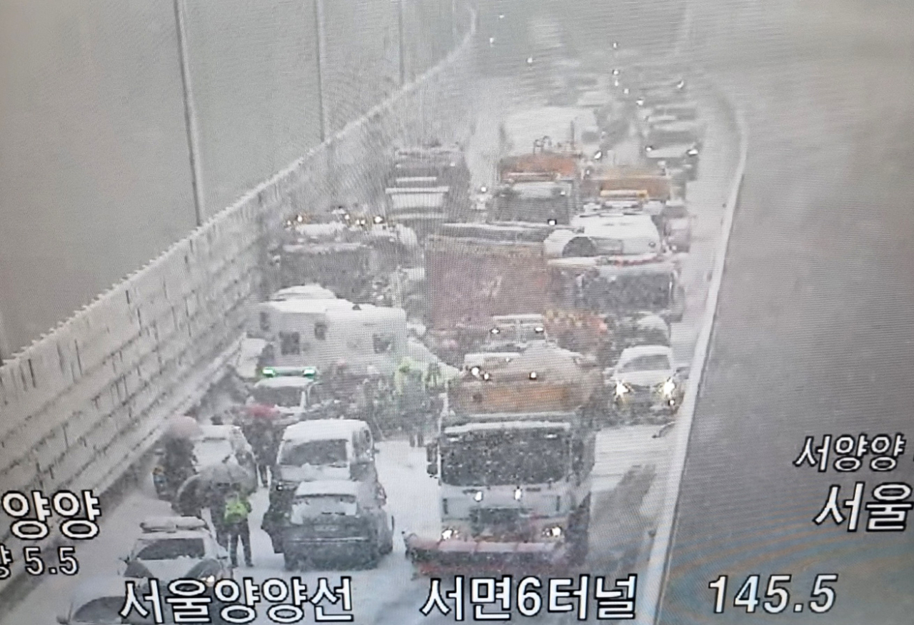 19일 오전 8시 33분 강원 양양군 서면 서면6터널 인근 서울양양고속도로 양양 방면 145.5㎞ 지점에서 차량 5대가 눈길에 미끄러지면서 추돌 사고가 났다. 이 사고로 차량 5대가 고속도로 2개 차선에 뒤엉켜 있는 데다, 사고 수습이 진행되면서 이 구간 통행이 한시적으로 전면 통제되고 있다. [연합뉴스]