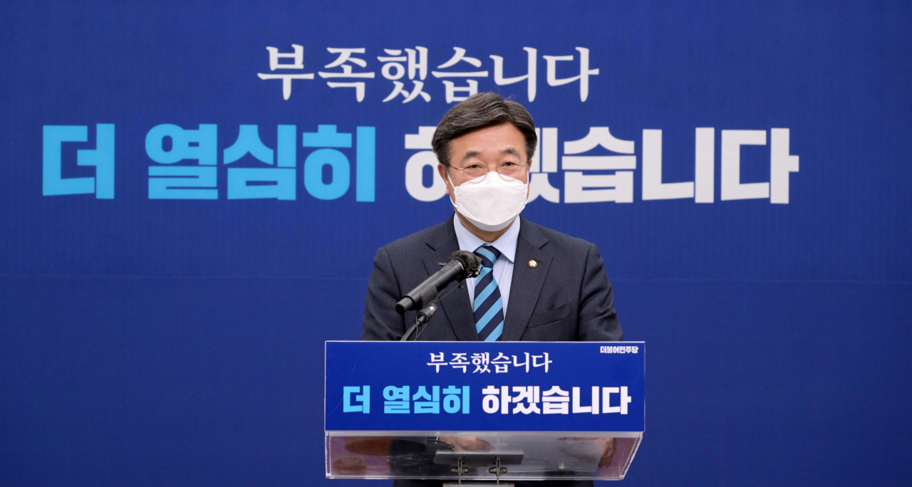 당 일각에서 사퇴 압박을 받아온 더불어민주당 윤호중 공동비상대책위원장이 지난 18일 오후 서울 여의도 국회에서 기자회견을 열고 거취 관련 입장을 밝히고 있다. 윤 공동비상대책위원장은 "당이 부여한 비대위원장으로서 직분을 성실히 수행할 것"이라며 비대위원장직 유지를 선언했다. [연합]