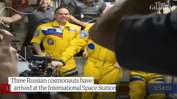 18일(현지시간) 국제우주정거장(ISS)에 도착한 러시아 우주비행사들이 노란색 바탕에 파란색이 섞인 비행복을 입고 있다. [가디언 유튜브채널]