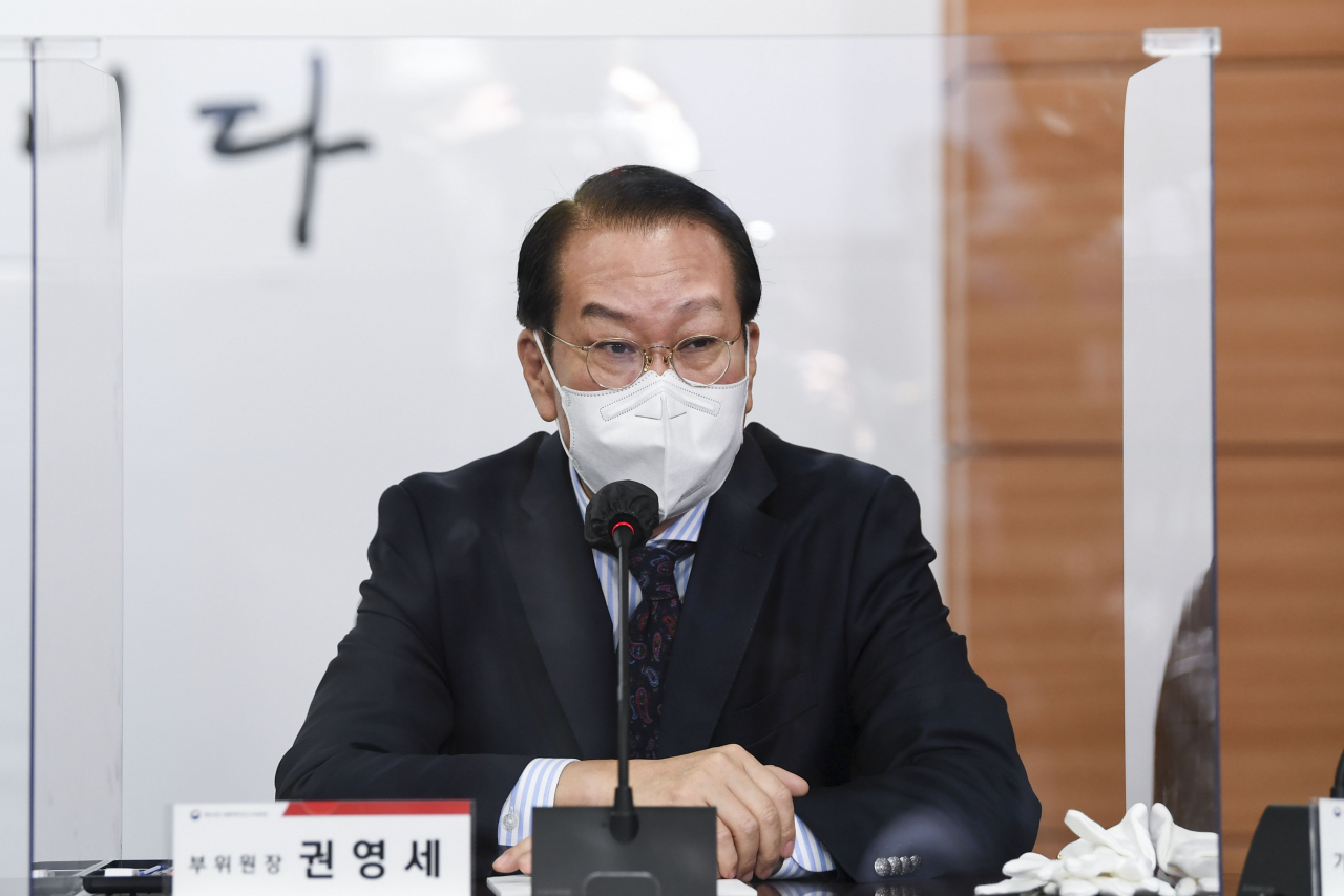 권영세 인수위 부위원장이 18일 오전 서울 종로구 금융감독원 연수원에 마련된 인수위원회에서 열린 대통령직인수위원회 첫 전체회의에서 발언하고 있다. [연합]