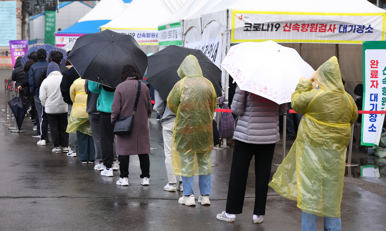 국내 신규 코로나19 확진자 수가 전날보다 4만여 명 줄어든 20일 오전 서울역 선별진료소를 찾은 시민들이 검사 순서를 기다리고 있다. 이날 중앙방역대책본부에 따르면 이날 0시 기준 신규 확진자 수는 33만4708명으로 집계됐다. [연합]