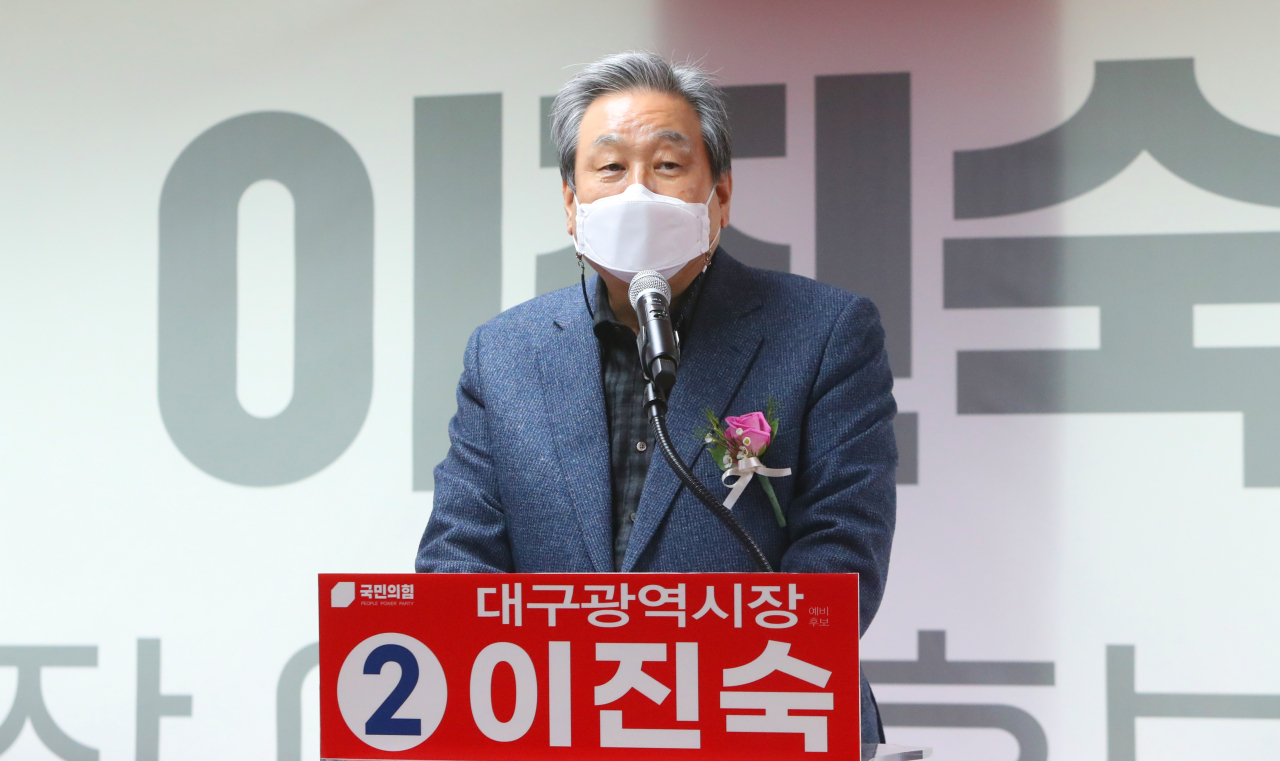 김무성 전 새누리당(현 국민의힘) 대표가 19일 국민의힘 소속으로 대구시장 출마를 선언한 이진숙 전 대전MBC 사장의 선거 사무소 개소식을 찾아 발언하고 있다. [연합]