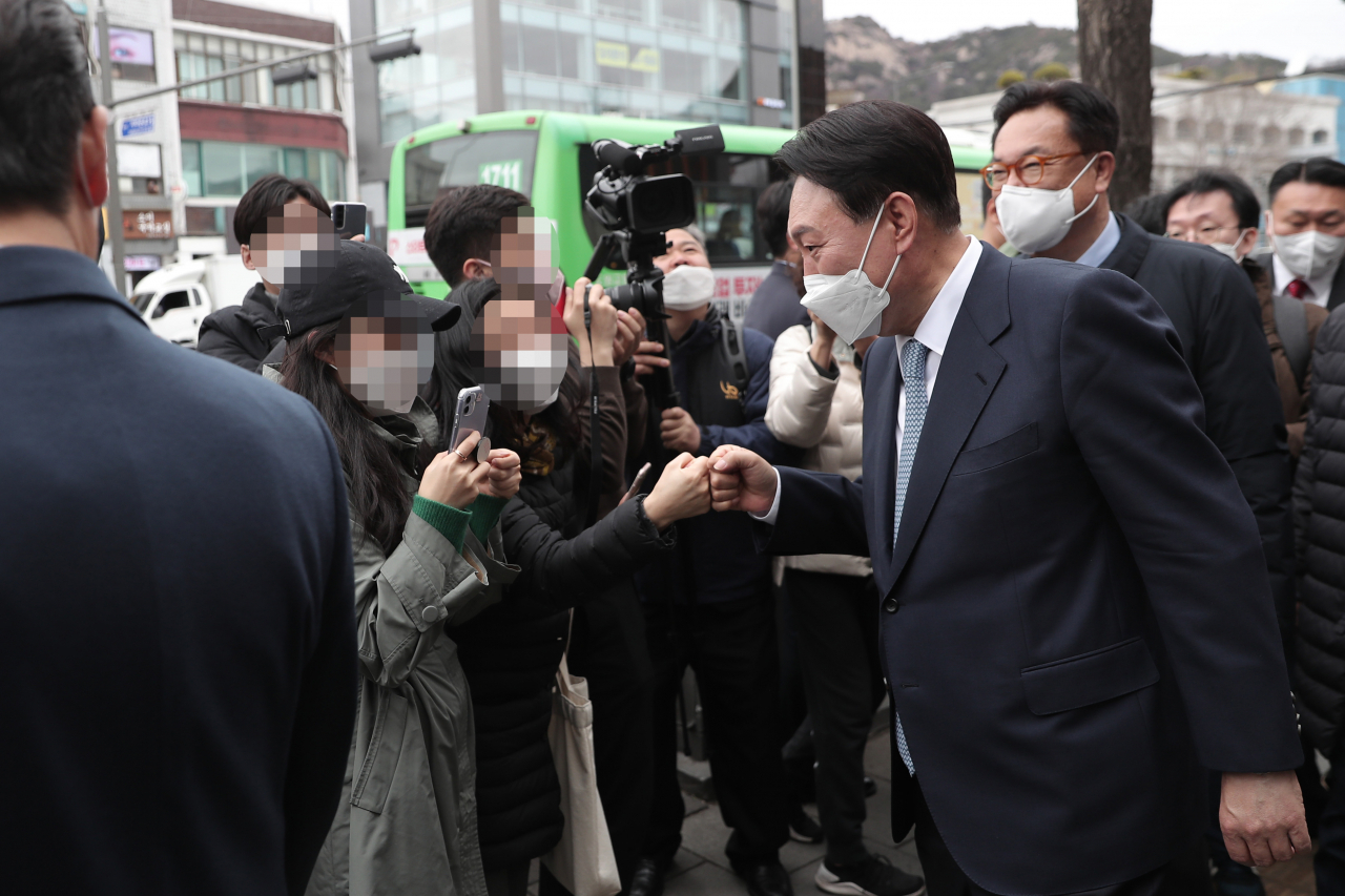 윤석열 대통령 당선인이 18일 국민의힘 이준석 대표, 김기현 원내대표, 정진석 국회부의장과 서울 종로구 인수위 인근에서 오찬을 마치고 산책하며 시민들과 인사하고 있다. [연합]