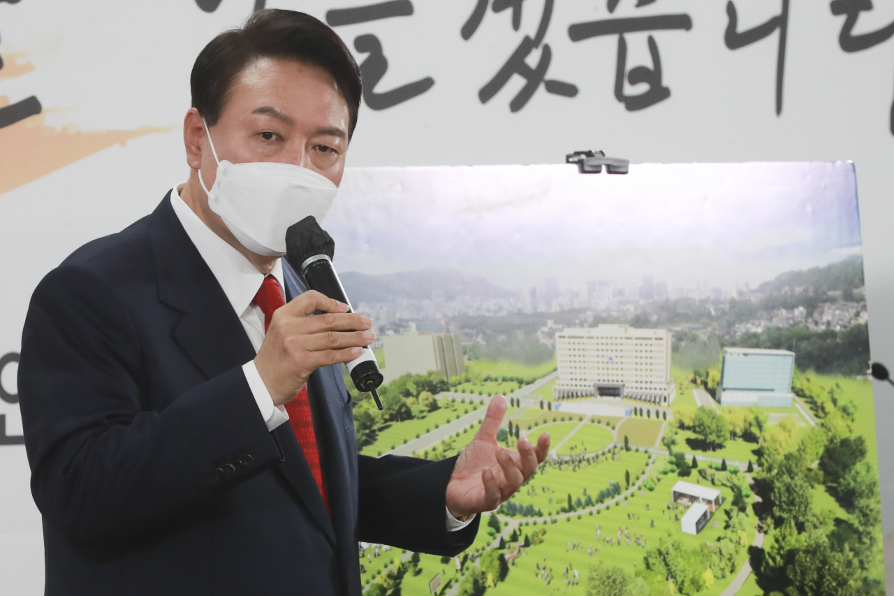 윤석열 대통령 당선인이 20일 오전 서울 종로구 삼청동 대통령직인수위원회 회견장에서 대통령실 용산 이전과 관련해 기자회견을 하고 있다. [연합]