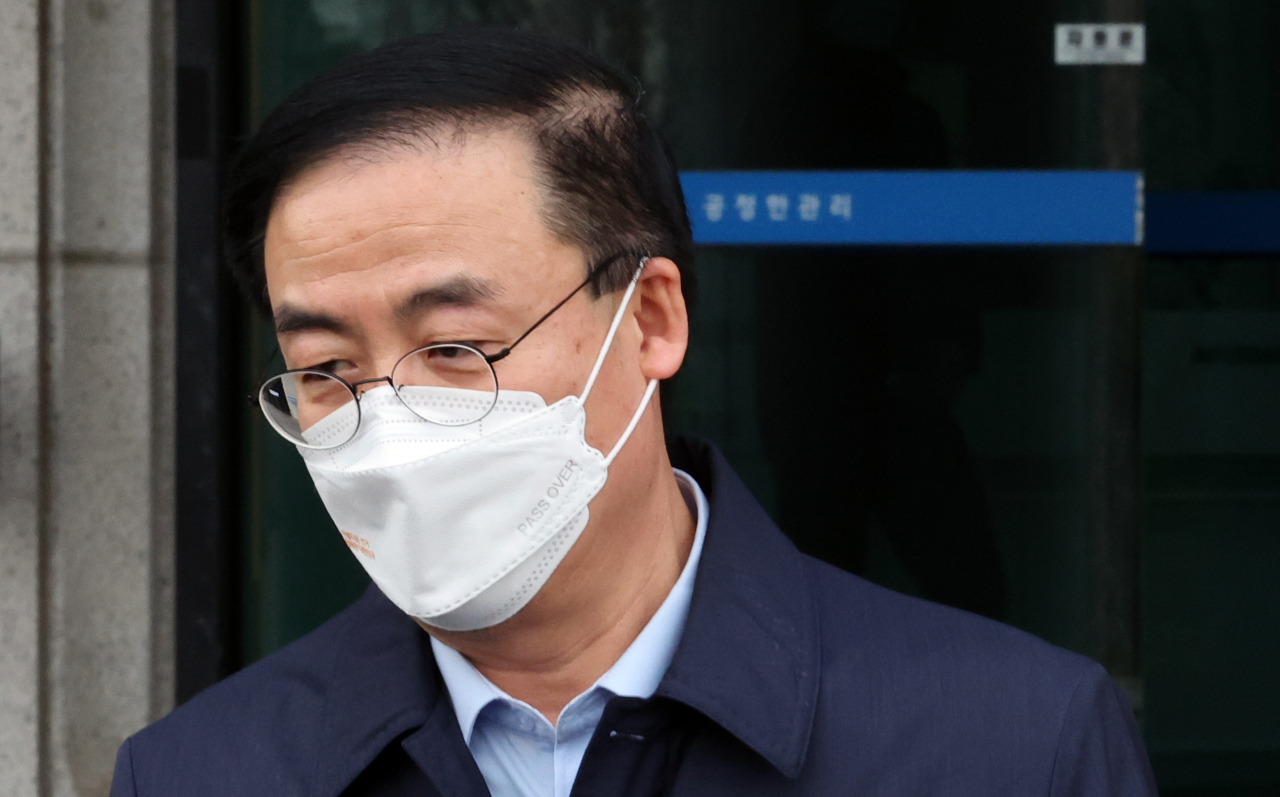 대선 사전투표 부실관리 논란과 관련해 사의를 표명한 김세환 중앙선거관리위원회 사무총장이 16일 저녁 과천 청사를 나서고 있다. 김 사무총장은 이날 중앙선관위 직원들에게 이메일을 보내