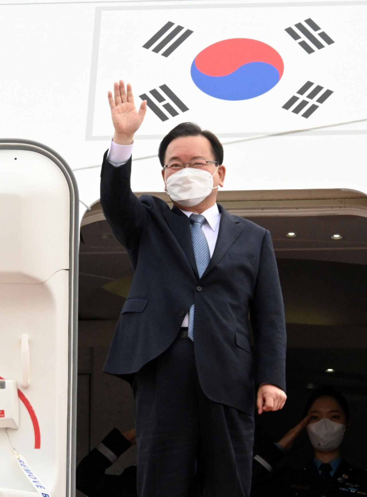 김부겸 국무총리가 지난17일 오전 성남 서울공항에서 터키-카타르 순방을 위해 출국하고 있다. [연합]