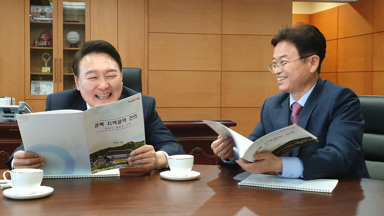 이철우 경북지사가 윤석열 대통령 당선인에게 지역 현안을 건의하고 있다.[경북도 제공]