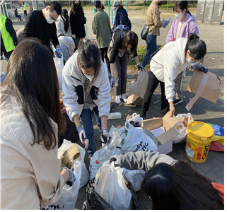 지난해 한 자원봉사 단체에서 한강공원 쓰레기를 처리하고 있다. [서울시 제공]