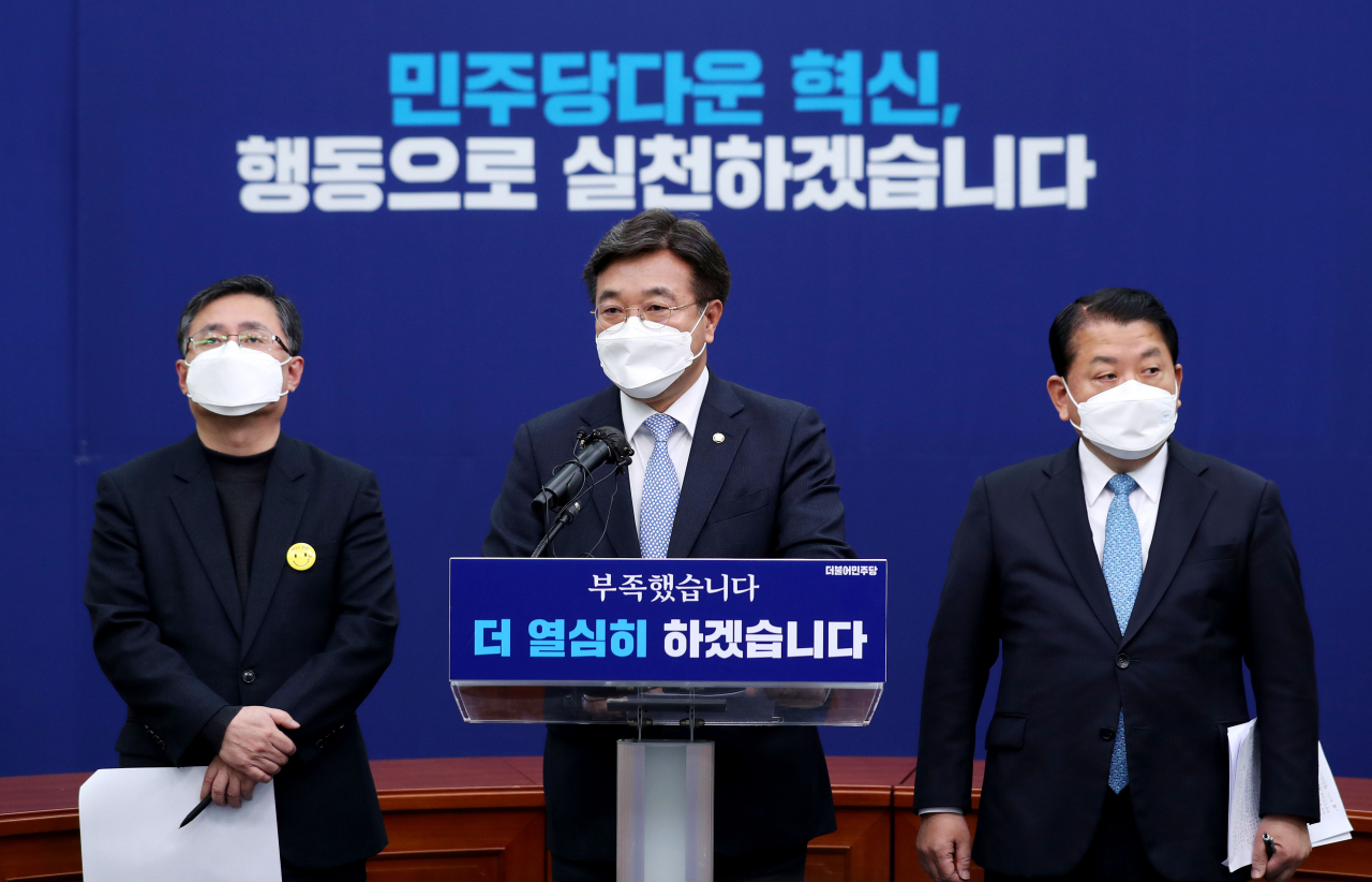 더불어민주당 윤호중 공동비상대책위원장이 지난 20일 오후 국회에서 기자간담회를 열고 비대위 운영과 당 쇄신 방안 등을 발표한 후 취재진 질문을 받고 있다. 왼쪽부터 김성환 정책위의장, 윤 공동비대위원장, 김병주 의원. [연합]