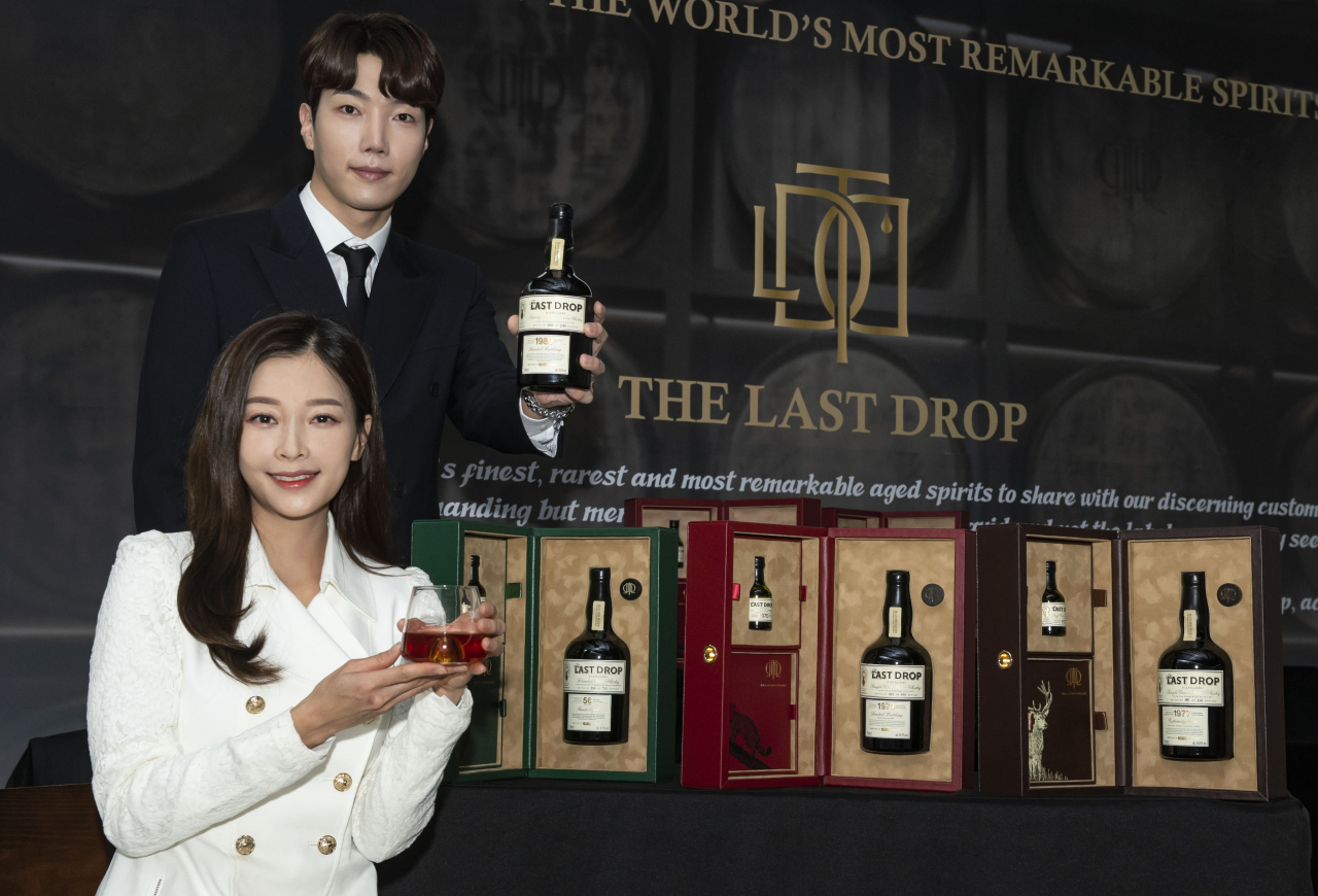주류 수입사 비이엑스 스피리츠코리아는 오는 30일 7병으로 구성된 하이엔드 위스키 컬렉션 ‘더 라스트 드롭’ 1세트를 아트데이 옥션 온라인을 통해 경매를 진행한다. 경매 시작가는 5500만원이다. [비이엑스 스피리츠코리아 제공]