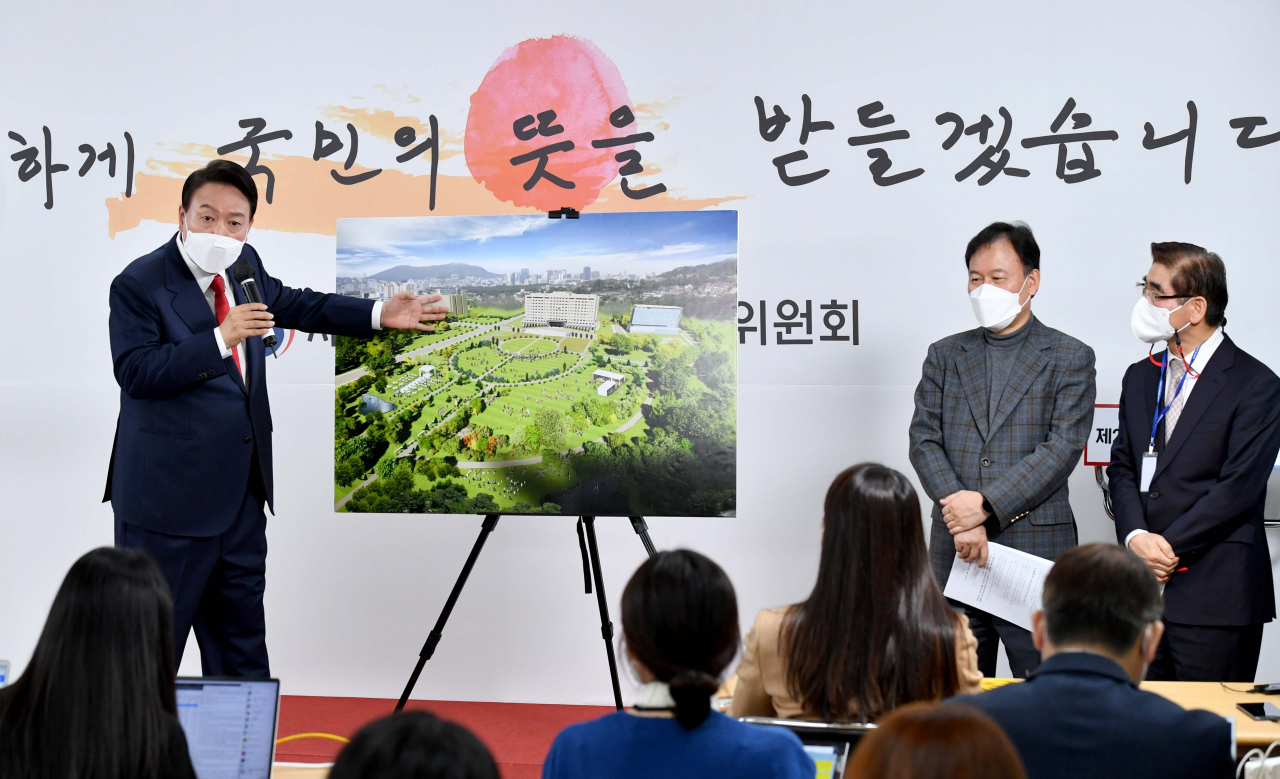윤석열 대통령 당선인이 20일 오전 서울 종로구 삼청동 대통령직인수위원회 회견장에서 대통령실 용산 이전과 관련해 기자회견을 하고 있다. [연합]