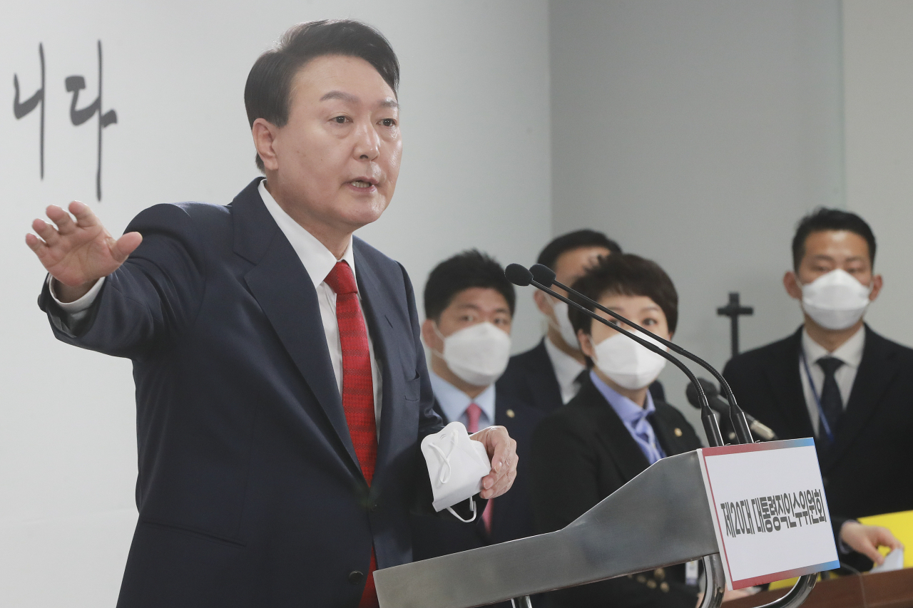 윤석열 대통령 당선인이 20일 오전 서울 종로구 삼청동 대통령직인수위원회 회견장에서 대통령실 용산 이전과 관련해 기자회견을 하고 있다. [연합]