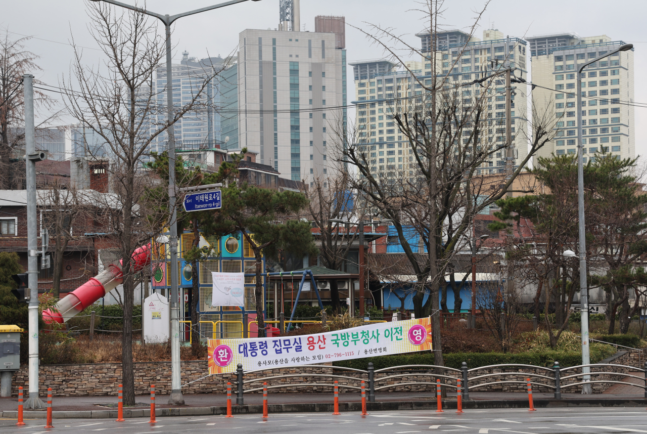 서울 용산구 국방부 청사의 모습. 윤석열 대통령 당선인은 지난 20일 기자회견을 열고 청와대 집무실을 용산 국방부로 이전한다고 발표했다. 국방부는 합참청사로 옮긴다. [연합]