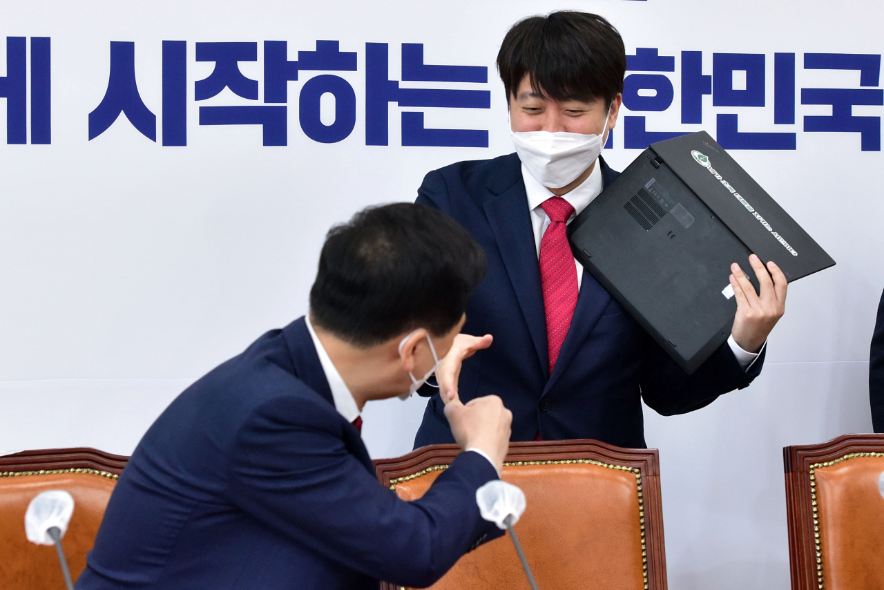 이준석 국민의힘 대표가 21일 오전 서울 여의도 국회에서 열린 최고위원회 회의에 참석하며 김기현 원내대표와 인사하고 있다. [이상섭 기자]
