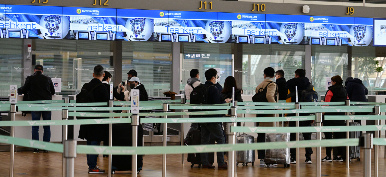 21일부터 해외 입국 관련 방역대책이 일부 조정된 가운데 인천국제공항 출국장을 이용하는 내외국인들이 발권 대기하고 있다. 박해묵 기자