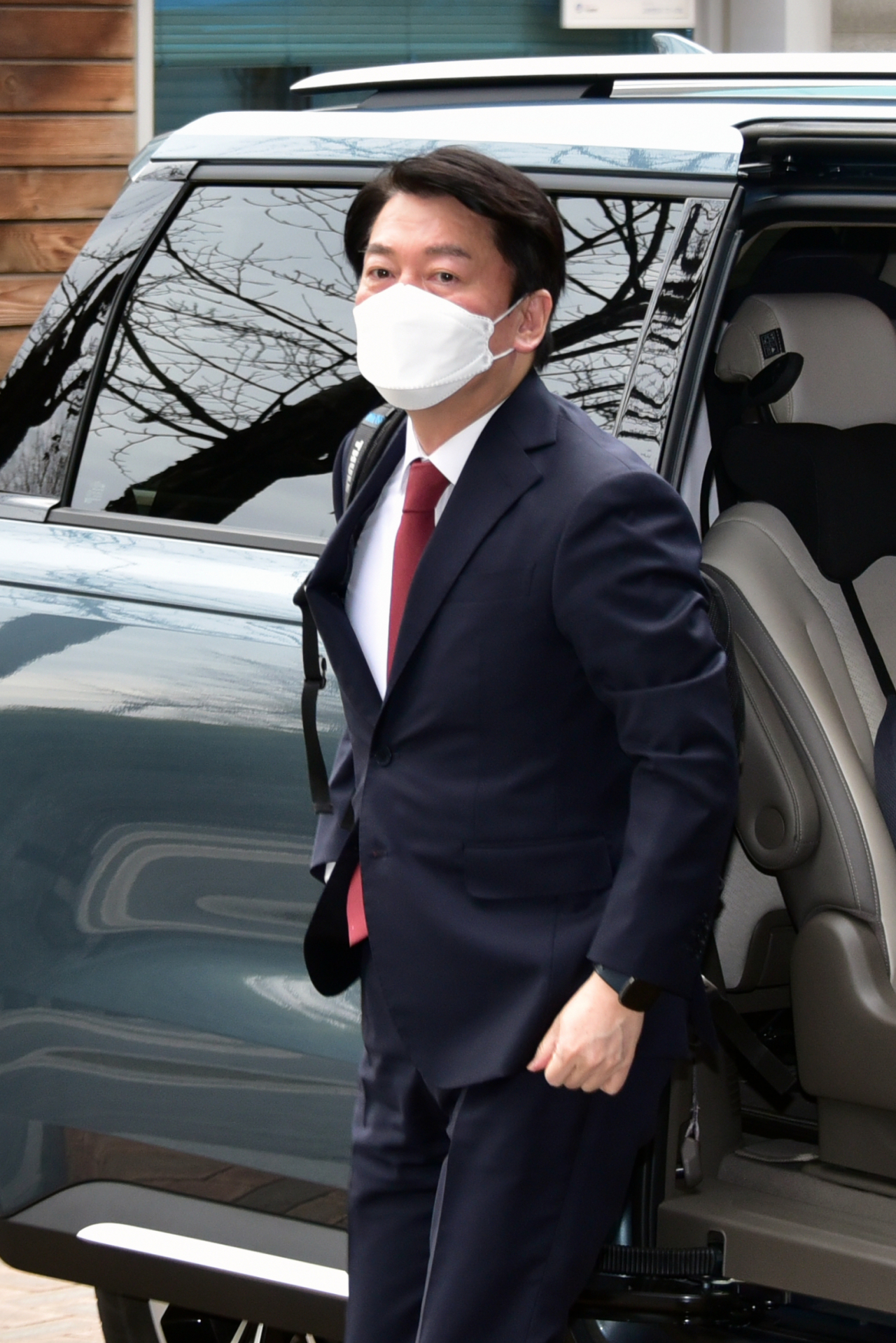 안철수 대통령직 인수위원회 위원장이 지난 17일 서울 통의동 금융감독원 연수원에 마련된 인수위원회 사무실로 출근하고 있다. [이상섭 기자]
