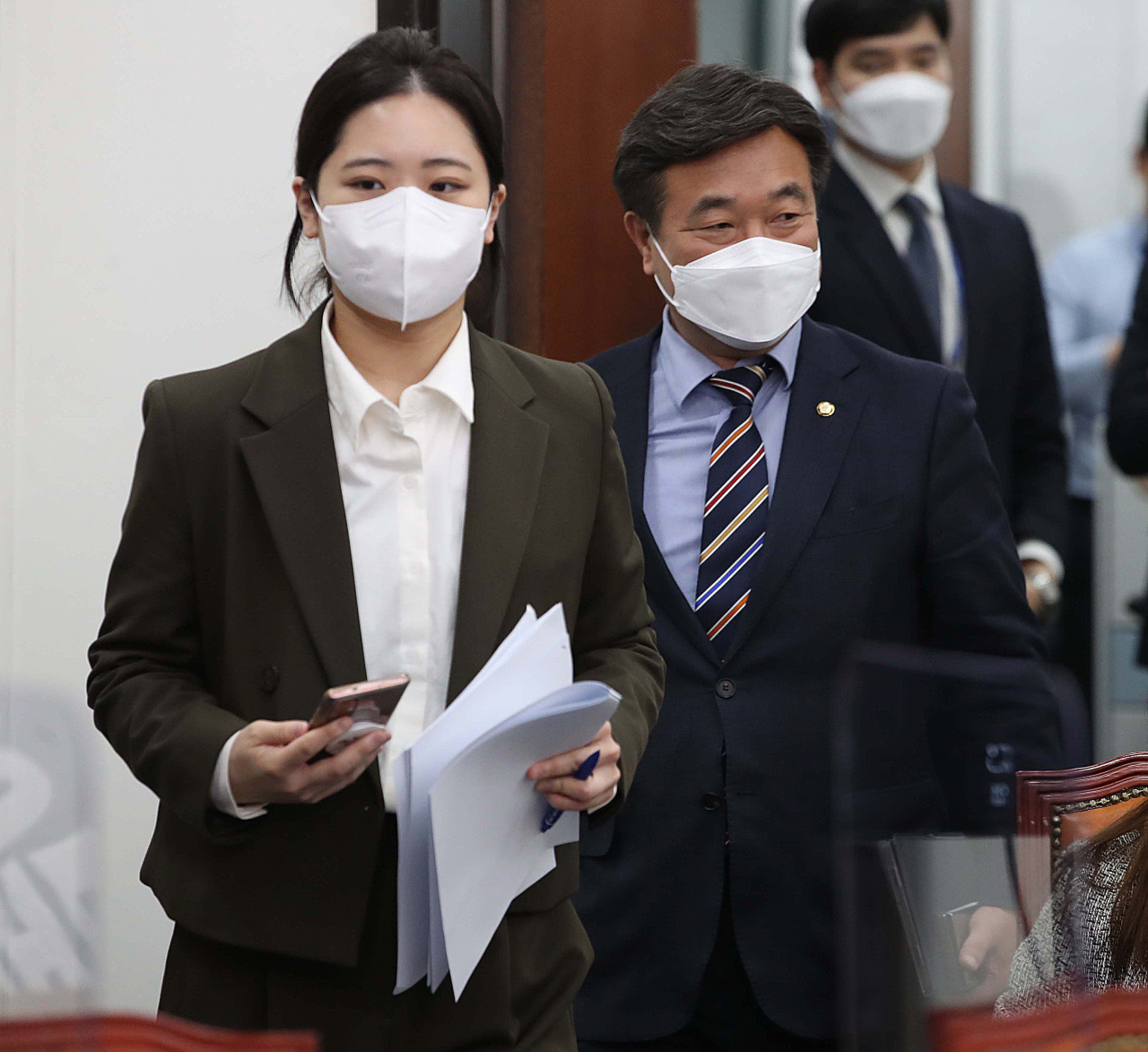 박지현 더불어민주당 공동비상대책위원장(왼쪽)과 윤호중 공동비상대책위원장이 21일 서울 여의도 국회에서 열린 비상대책위원회의에 참석하고 있다. [연합]
