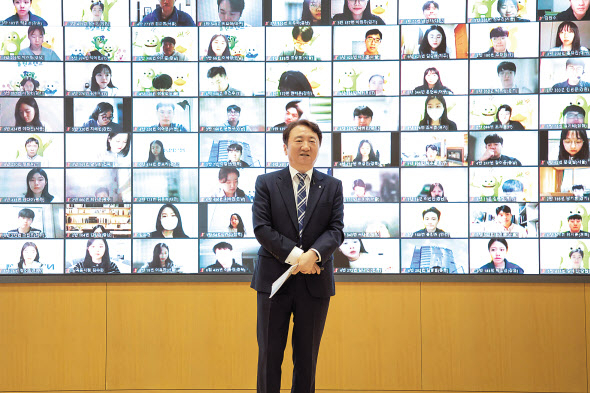 지난 17일 권준학 은행장이 신입행원 578명을 대상으로 온라인 특강을 진행하는 모습