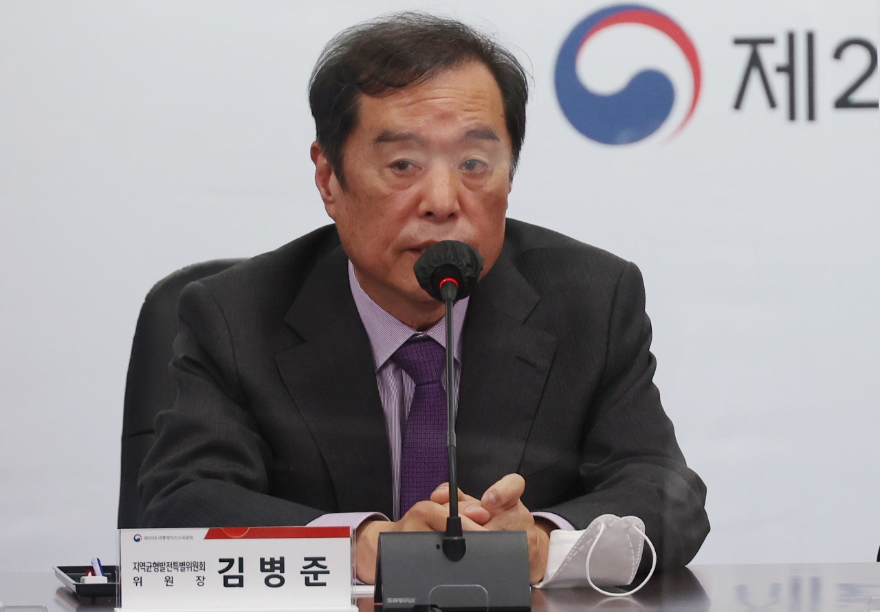 김병준 지역균형발전특별위원회 위원장이 18일 오전 서울 종로구 금융감독원 연수원에 마련된 인수위원회에서 열린 대통령직인수위원회 첫 전체회의에 참석해 발언하고 있다. [연합]