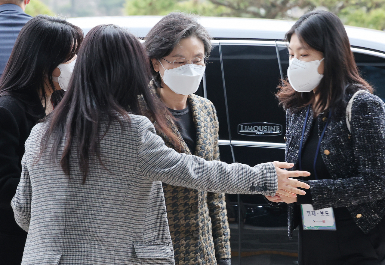 노정희 중앙선거관리위원장이 지난 17일 오전 경기도 과천시 중앙선거관리위원회로 출근하며 기자들의 질문을 받고 있다. [연합]