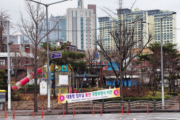 대통령 집무실이 용산구 국방부 청사로 이전키로 하면서 용산구 일대 부동산 시장에 미칠 영향에 관심이 모아지고 있다.상권 등이 활성화될 수 있다는 기대감과 개발 규제로 인한 우려감이 교차하고 있다. 사진은 서울 용산구 일대의 모습. [연합]