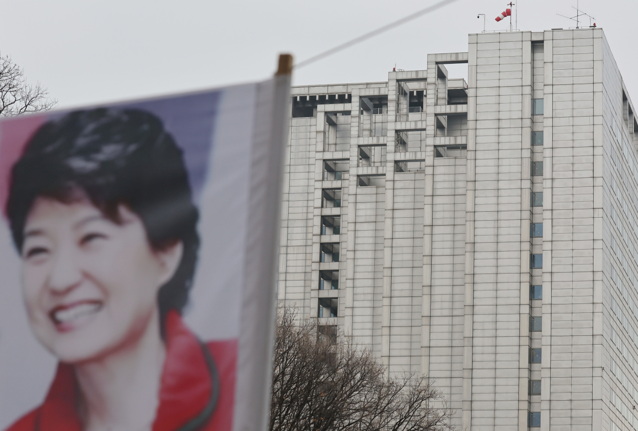 박근혜 전 대통령이 입원 치료 중인 서울 강남구 삼성서울병원 앞에 박 전 대통령 지지자들이 걸어둔 현수막이 보이고 있다. [연합]