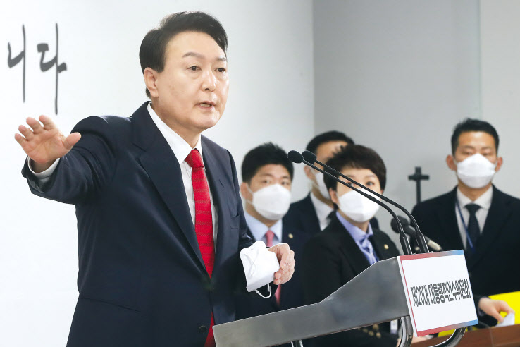 윤석열 대통령 당선인이 20일 오전 서울 종로구 삼청동 대통령직인수위원회 회견장에서 대통령실 용산 이전과 관련해 기자회견을 하고 있다. [연합]