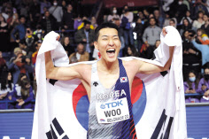 우상혁이 금메달을 따낸 뒤 태극기를 들고 기뻐하고 있다. [epa]
