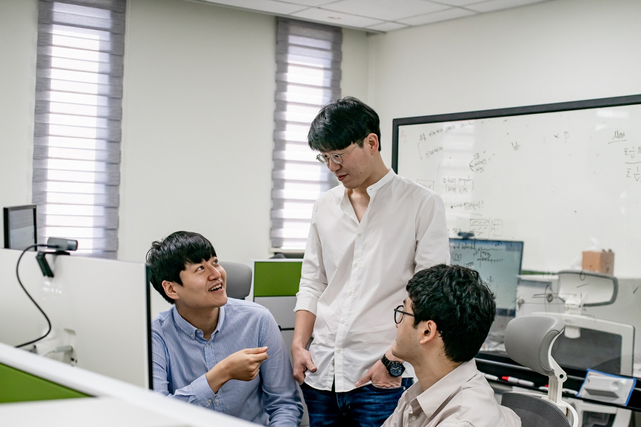 왼쪽부터 김대욱 박사, 김재경 교수, 홍혁표 박사과정생.[KAIST 제공]