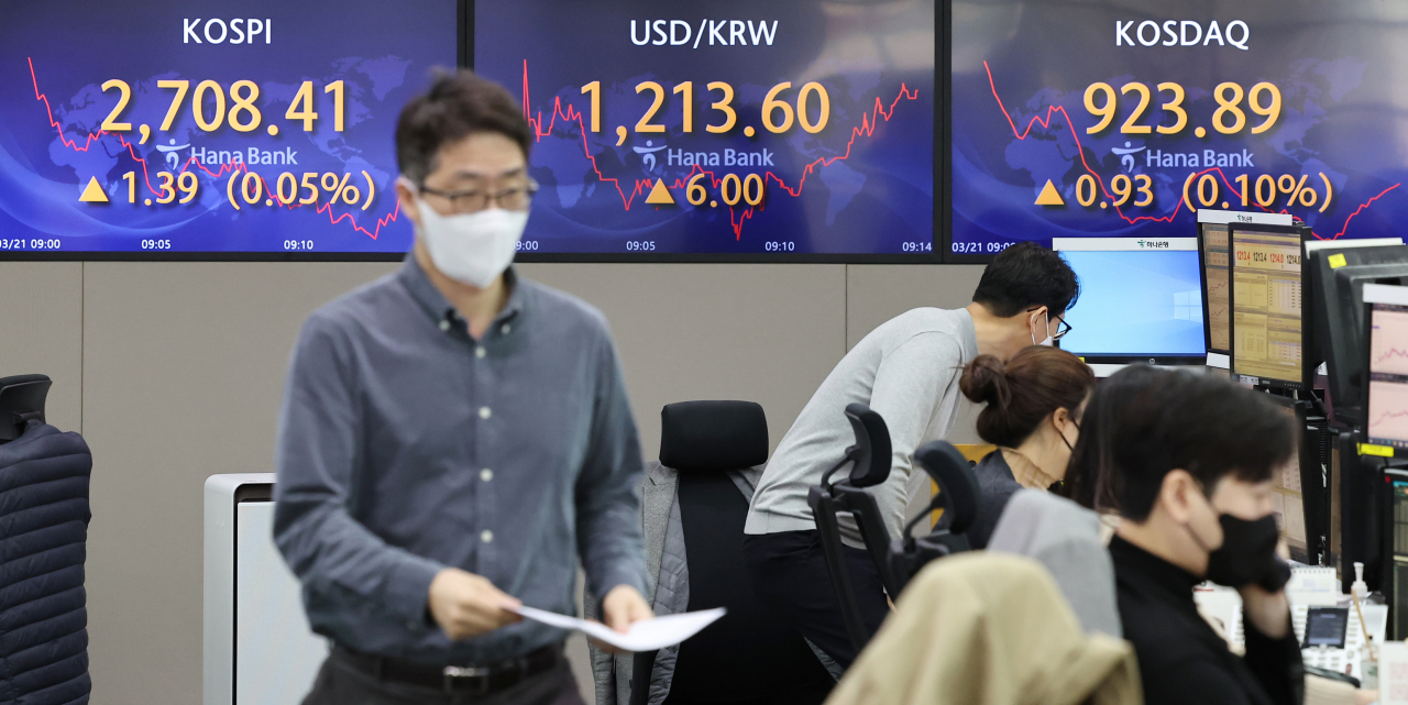 An electronic board showing the Korea Composite Stock Price Index (Kospi) at a dealing room of the Hana Bank headquarters in Seoul on Monday. (Yonhap)