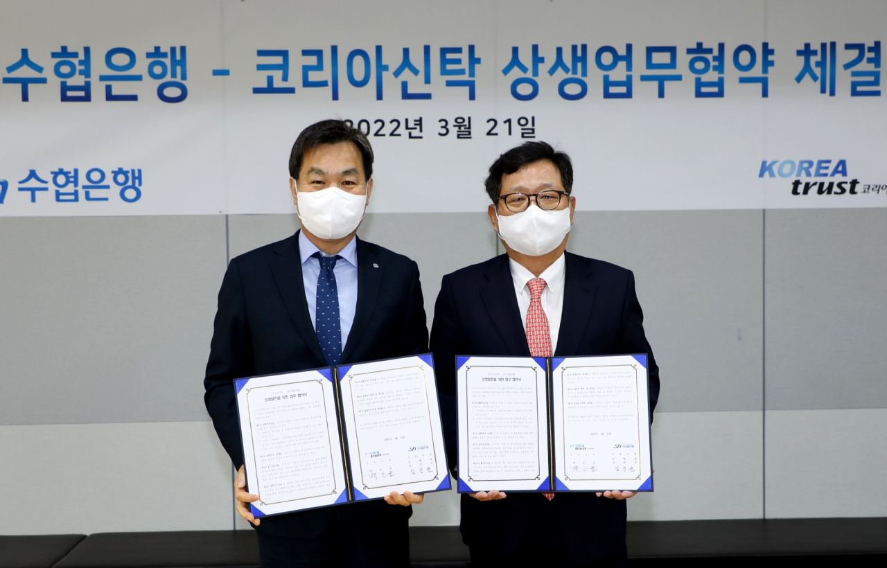 Sh수협은행은 21일 부동산 전문 금융사인 코리아신탁과 종합금융서비스 제공 등 포괄적 업무협력을 위한 ‘상생발전 업무협약’을 체결했다. 인라 협약식에 참석한 김진균 수협은행장(왼쪽)과 백인균 코리아신탁 대표이사가 기념촬영을 하고 있다.[Sh수협은행 제공]