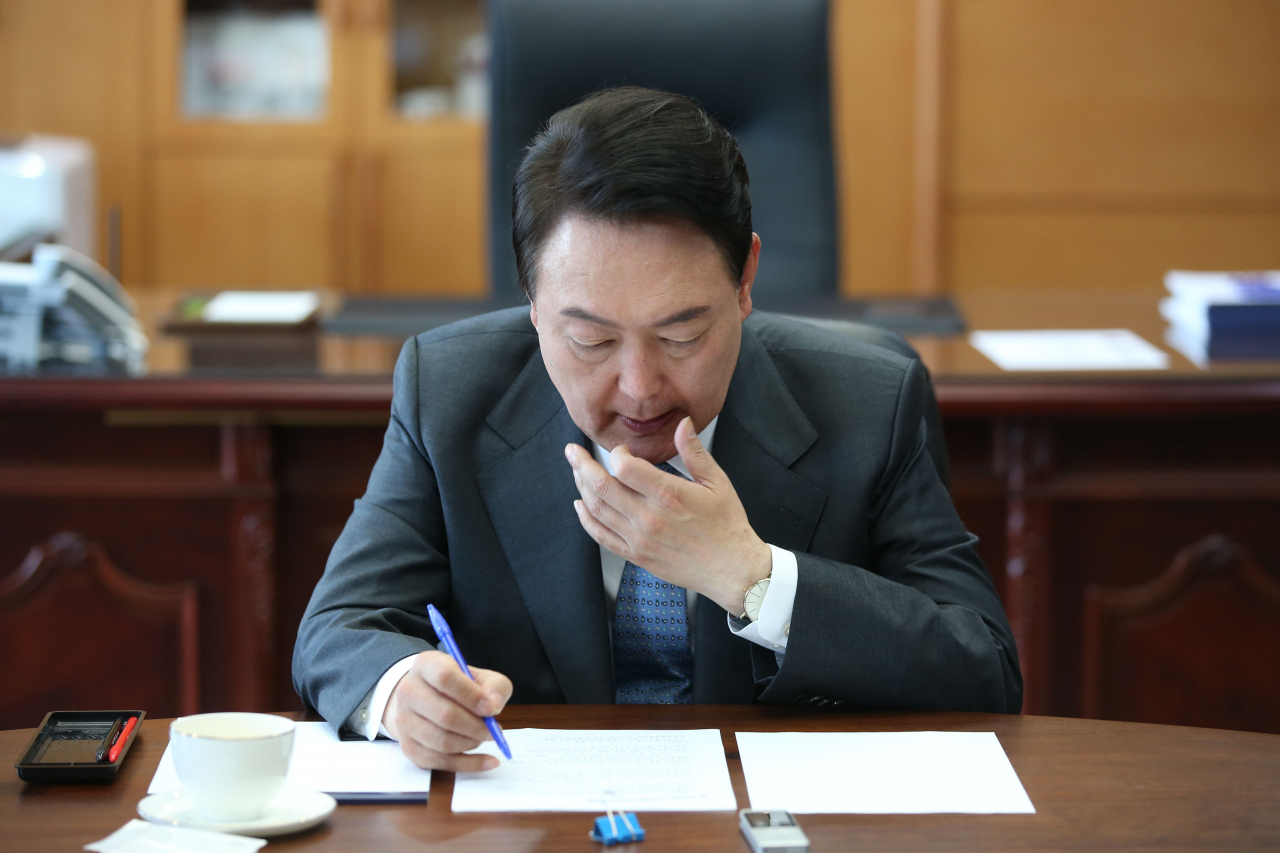 윤석열 당선인이 21일 오전 서울 종로구 통의동 대통령직 인수위원회 사무실에서 경제 6단체장들과 오찬 회동을 갖고 있다. [이상섭 기자]