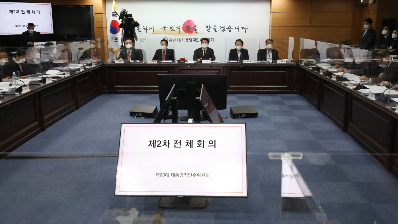 안철수 인수위원장이 21일 오전 서울 종로구 통의동 인수위 사무실에서 열린 제20대 대통령직 인수위원회 제2차 전체회의를 주재하고 있다. [국회사진기자단]