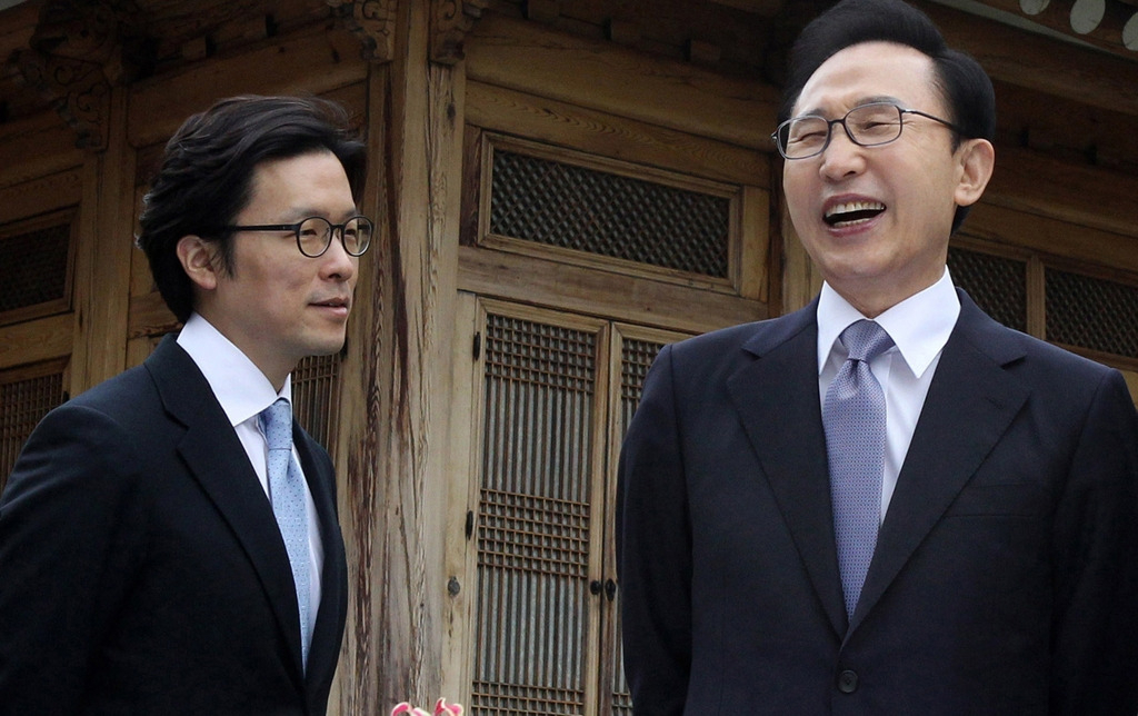 21일 윤석열 대통령 당선인 외신공보담당 보좌역으로 김일범(왼쪽) 전 SK그룹 수펙스추구협의회 부사장이 임명됐다. 전 부사장은 김대중·노무현·이명박(오른쪽) 정부의 ‘대통령 통역관’을 맡은 특이한 이력의 소유자다. [연합]