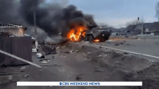우크라이나군이 전쟁 중에 파괴한 러시아군 탱크. [CBS Evening News 유튜브 캡처]