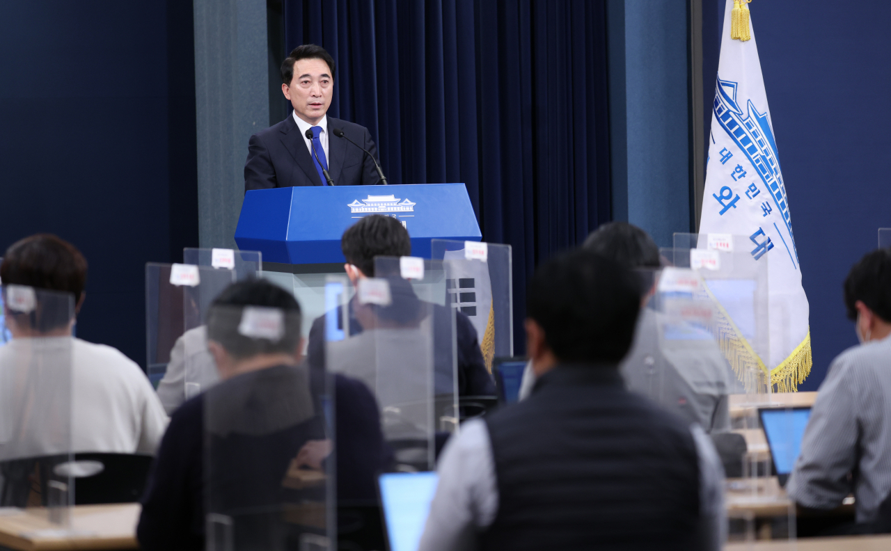 박수현 청와대 국민소통수석이 21일 오후 청와대 춘추관에서 윤석열 대통령 당선인이 추진 중인 청와대 집무실 이전 등과 관련 정부 입장 등에 대해 브리핑하고 있다. 연합뉴스