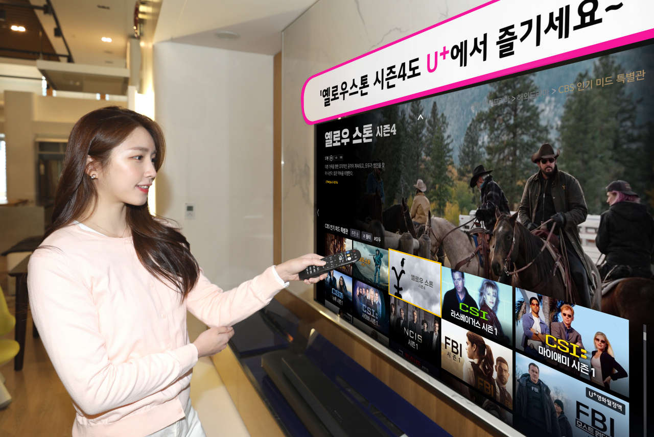 LG유플러스는 자사 IPTV 서비스 ‘U+ tv’와 ‘U+ 모바일tv’를 통해 미국 파라마운트 글로벌의 간판 드라마 ‘옐로우 스톤’ 시즌4를 국내 최초로 제공한다고 16일 밝혔다. 사진은 LG유플러스 모델이 U+ tv를 통해 옐로우 스톤을 선택하는 모습. [LG유플러스 제공]