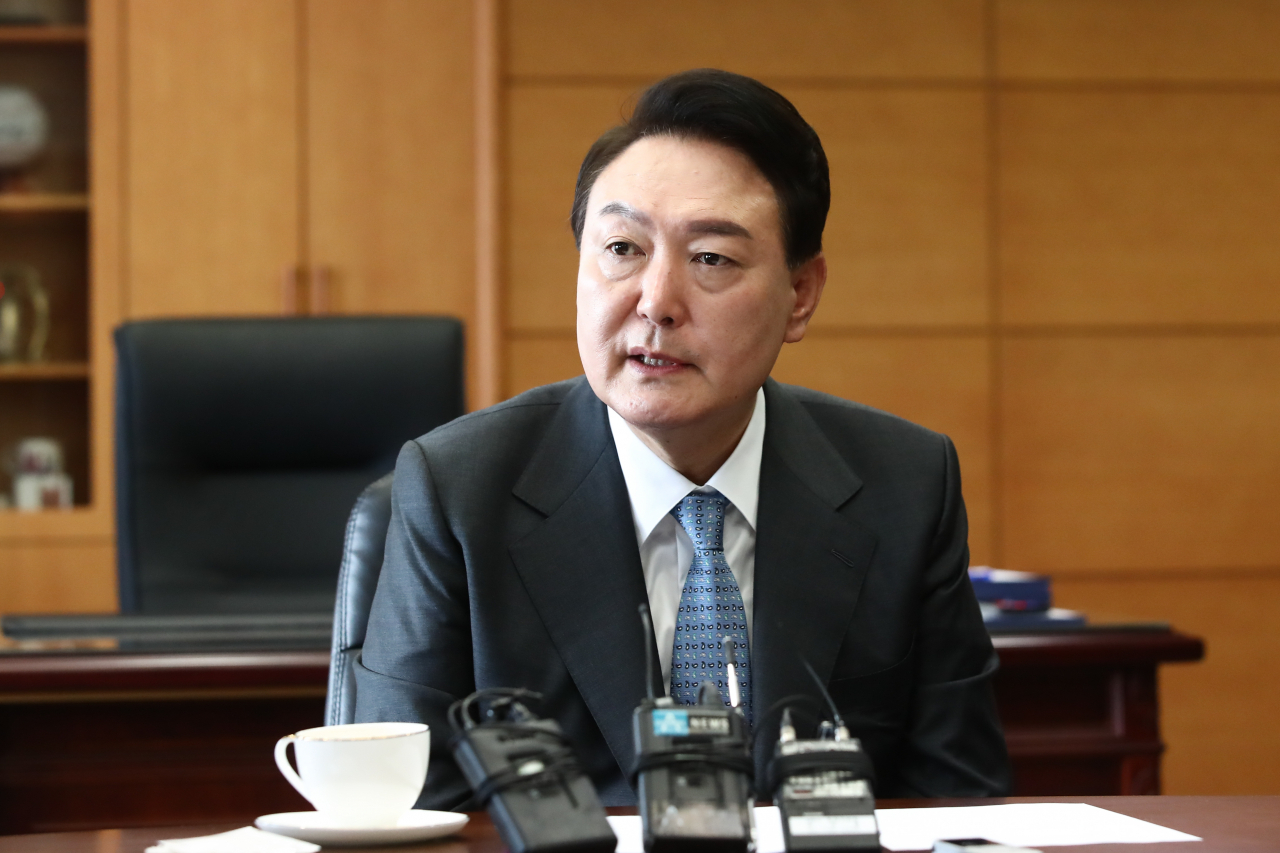 윤석열 대통령 당선인이 21일 서울 종로구 통의동 대통령직인수위원회 사무실에서 경제6단체장들과 오찬 회동을 하고 있다. [연합]
