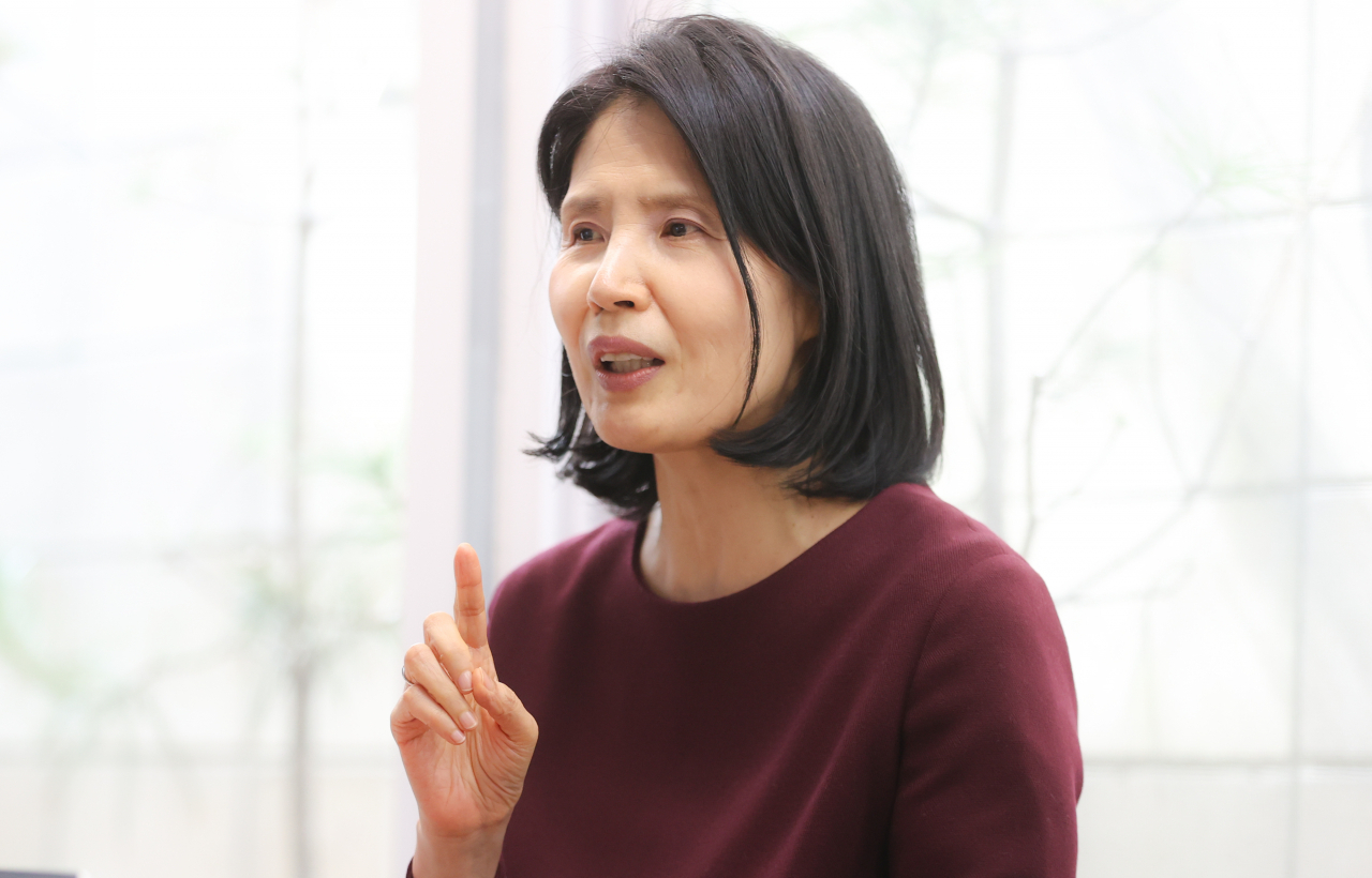 최영미 시인이 21일 오후 서울 마포구 동교동의 한 카페에서 열린 시선집 '최영미의 어떤 시, 안녕 내 사랑' 출간 간담회에서 책 소개를 하고 있다. 연합뉴스