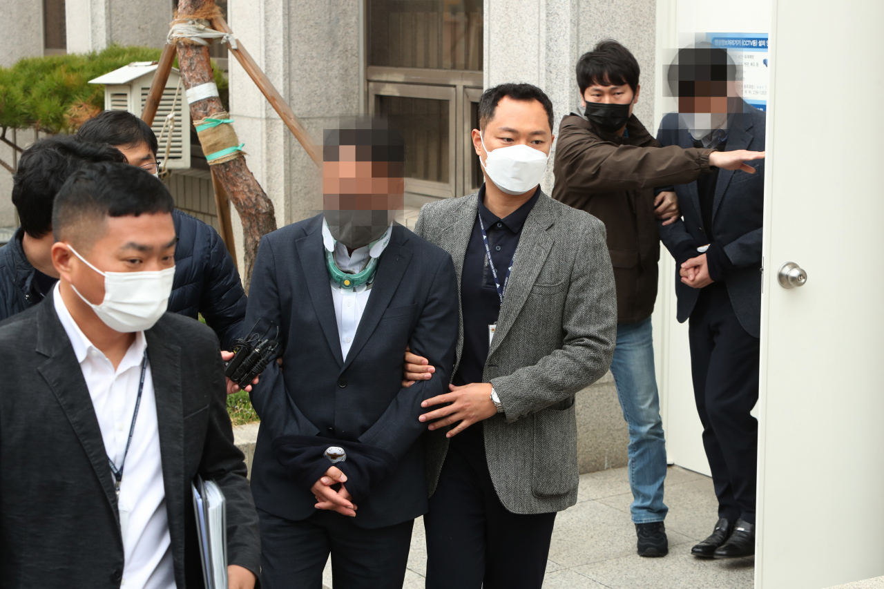 광주 화정아이파크 시공사인 HDC 현대산업개발의 관계자들이 지난 17일 광주지방법원에서 열린 구속 전 피의자 심문(영장실질심사)에 출석한 뒤 경찰 호송차로 이동하고 있다. 이날 영장실질심사를 받은 5명은 두 달 전 건설노동자 6명이 숨지고 1명이 다친 화정아이파크 붕괴사고 현장의 책임자들이다. 업무상 과실치사상, 건축법 위반 등 혐의로 경찰 수사를 받고 있다. 연합뉴스