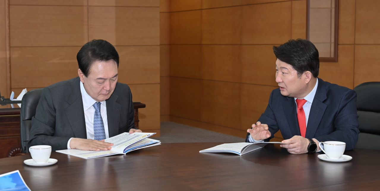 권영진 대구시장이 윤석열 대통령 당선인에게 지역 현안을 건의하고 있다.[대구시 제공]