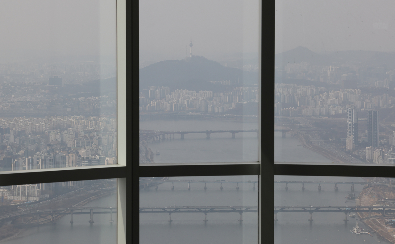 수도권에 미세먼지 예비 저감조치가 발령된 지난 10일 오후 서울 송파구 롯데월드타워 전망대 '서울스카이'에서 바라본 시내가 흐릿하게 보인다. [연합]