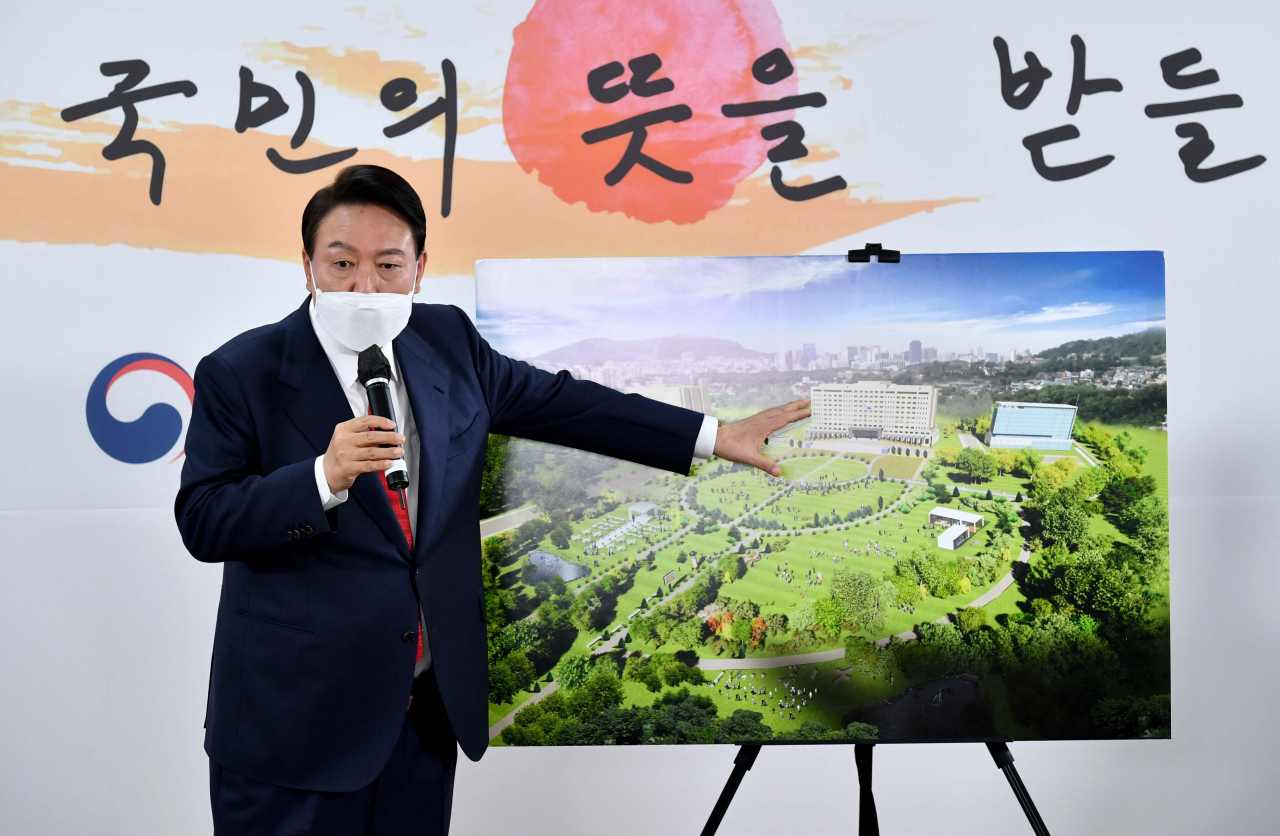 윤석열 대통령 당선인이 지난 20일 서울 종로구 삼청동 대통령직인수위원회 회견장에서 대통령 집무실 용산 이전과 관련해 기자회견을 하는 모습. [연합]