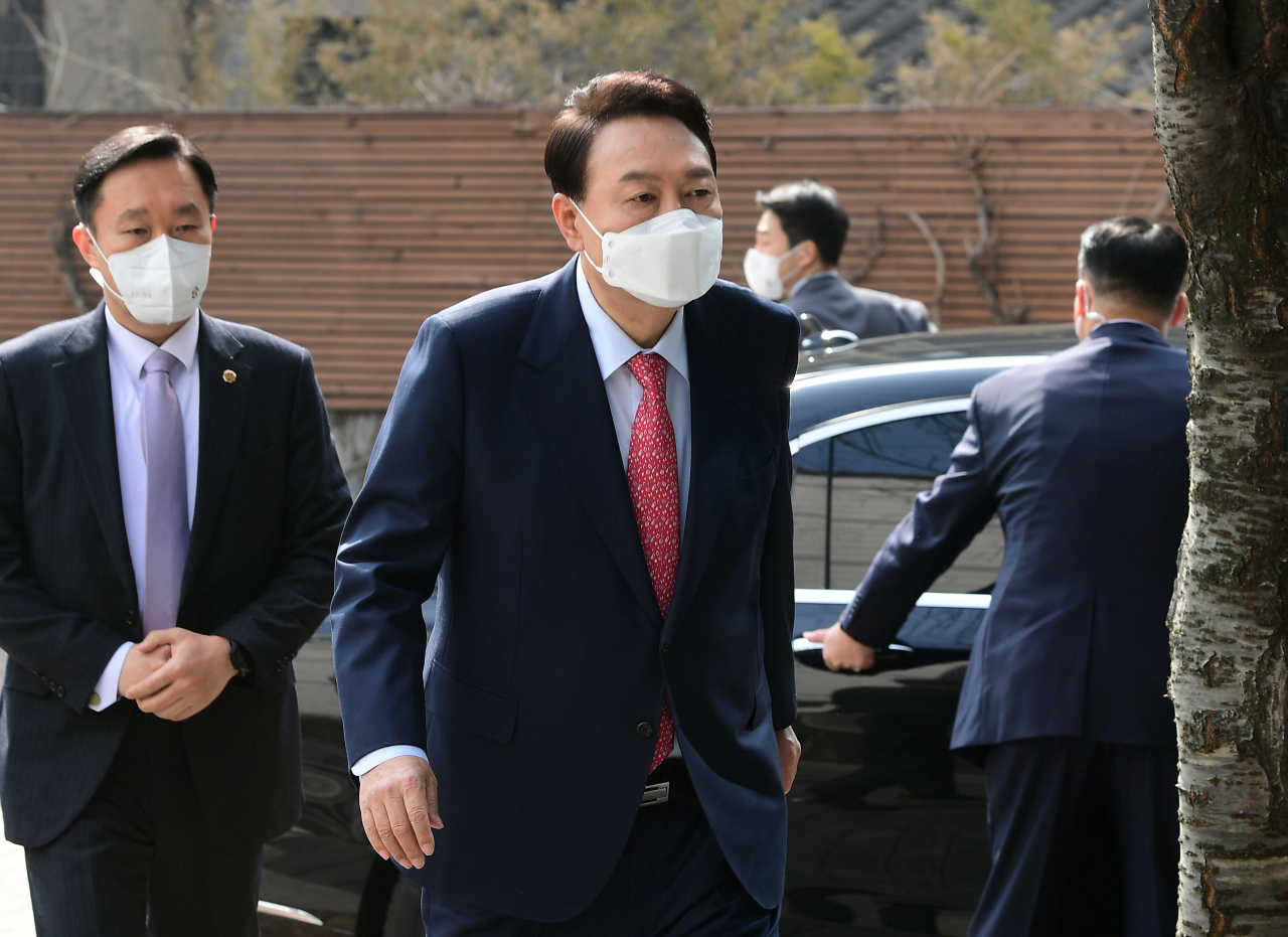 윤석열 대통령 당선인이 지난 16일 오전 서울 종로구 통의동 금융감독원 연수원에 마련된 집무실로 들어서고 있다. [사진=국회사진기자단]