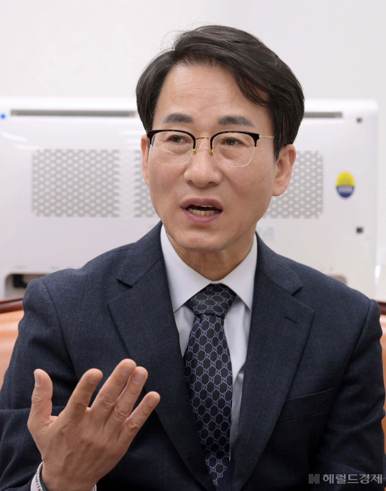 더불어민주당 원내대표에 도전하는 이원욱 의원이 21일 서울 여의도 국회 과학기술정보방송통신위원회 위원장실에서 헤럴드경제와 인터뷰를 하고 있다. [사진=이상섭 기자]